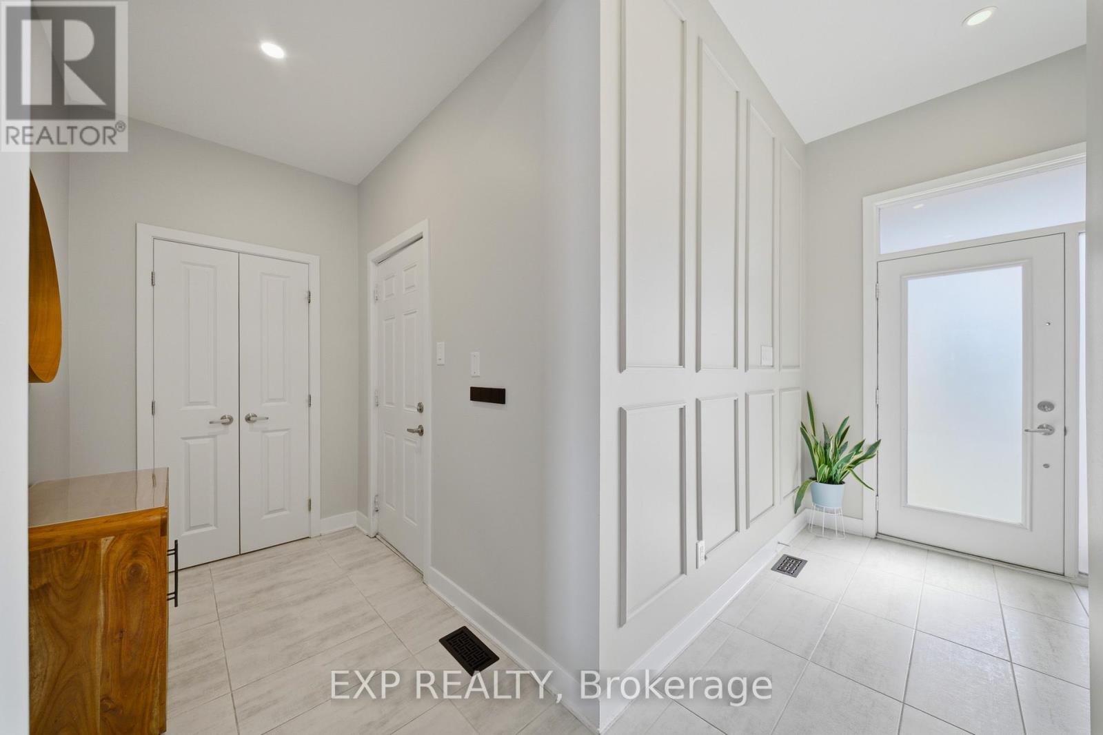 177 Longworth Avenue, Ottawa, Ontario  K1T 0T2 - Photo 2 - X12930824