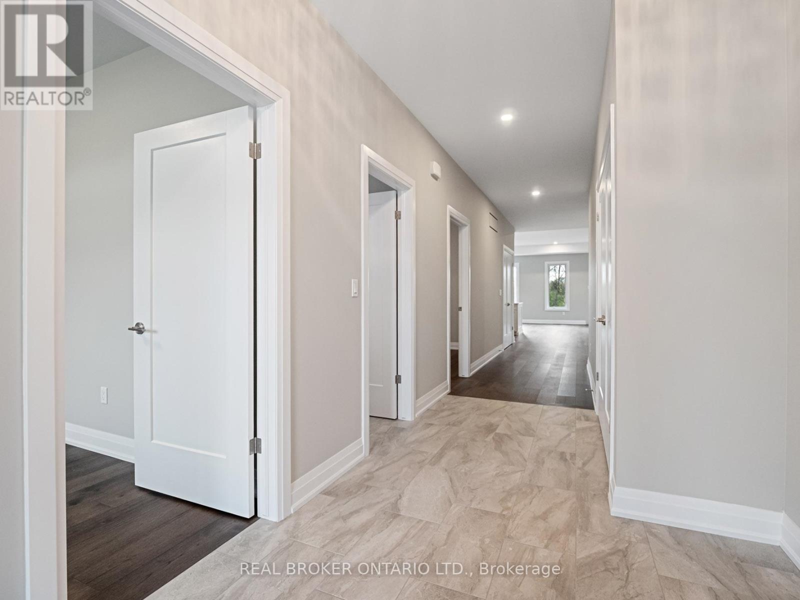 149 Willowbrook Drive, Welland (West Welland), Ontario L3C 0G2 - Photo 4 - X12930870