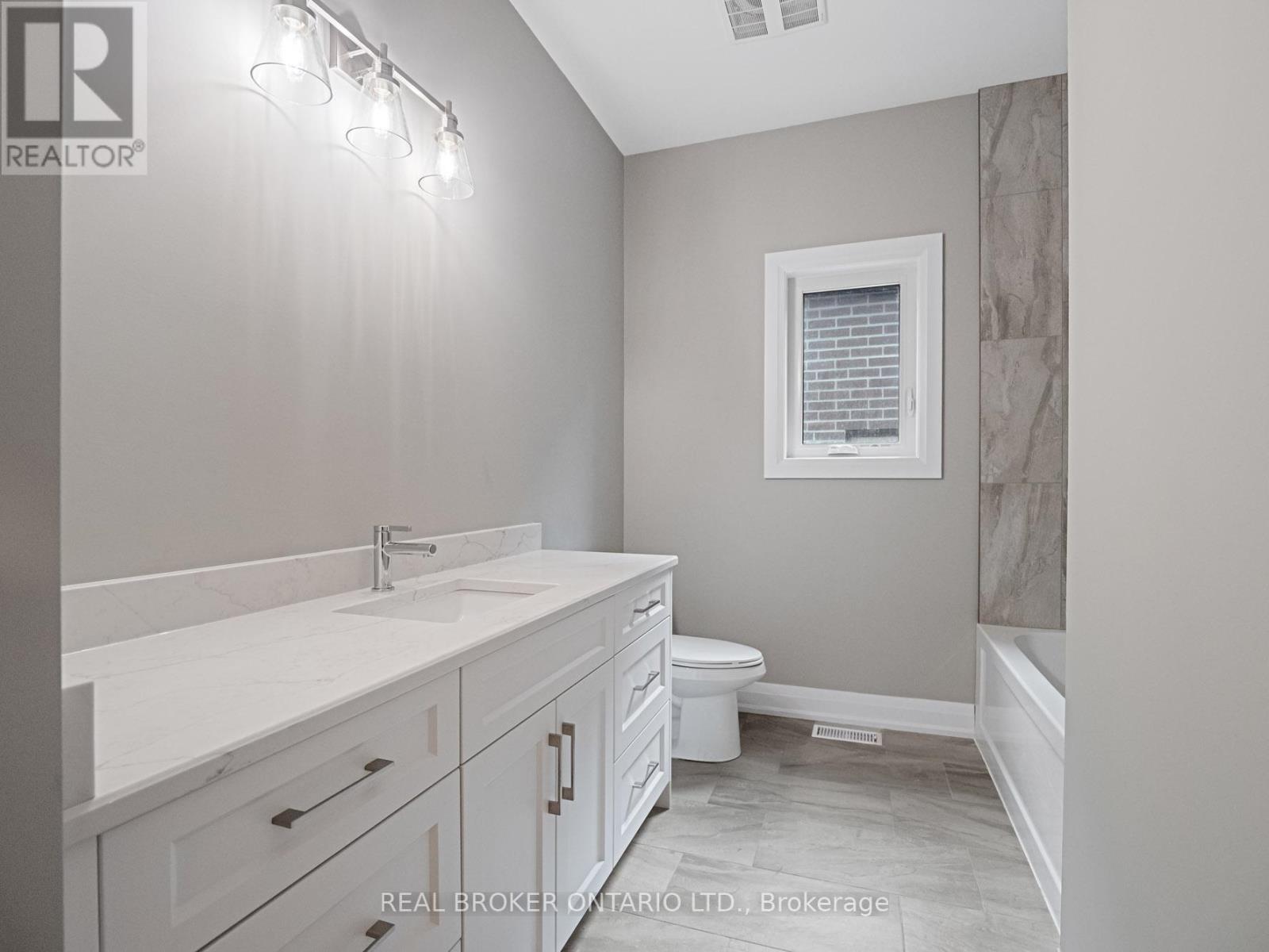 149 Willowbrook Drive, Welland (West Welland), Ontario L3C 0G2 - Photo 6 - X12930870