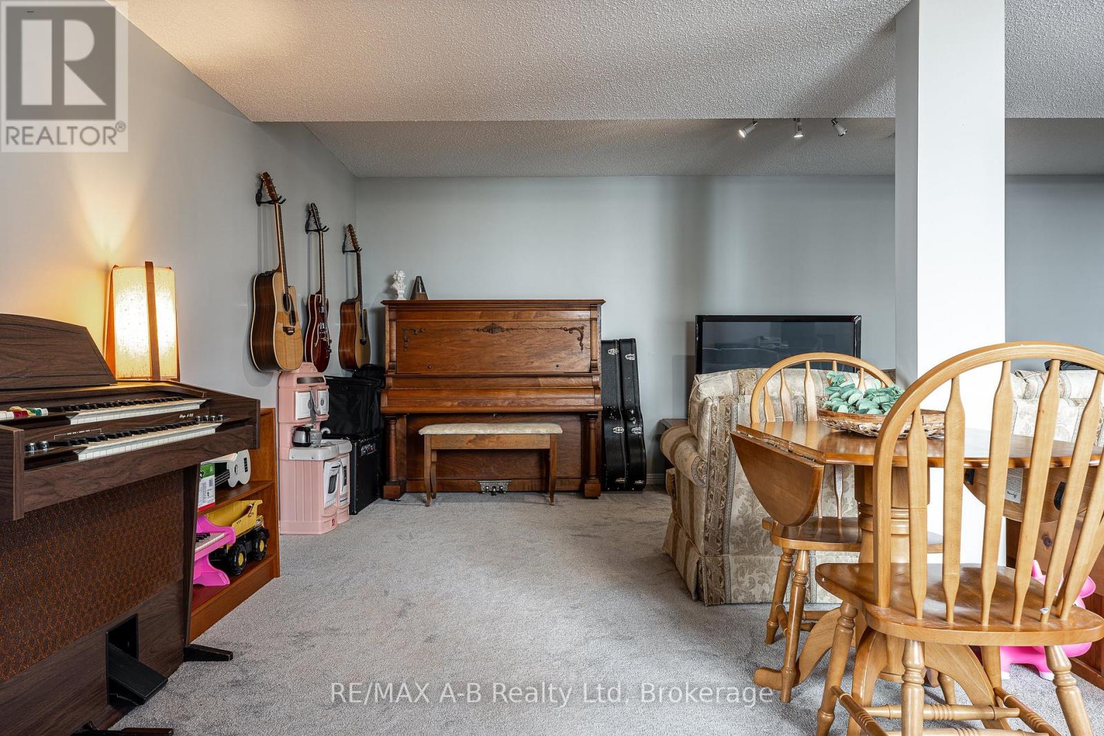 65 Falstaff Street, Stratford, Ontario  N5A 3T4 - Photo 34 - X12930844