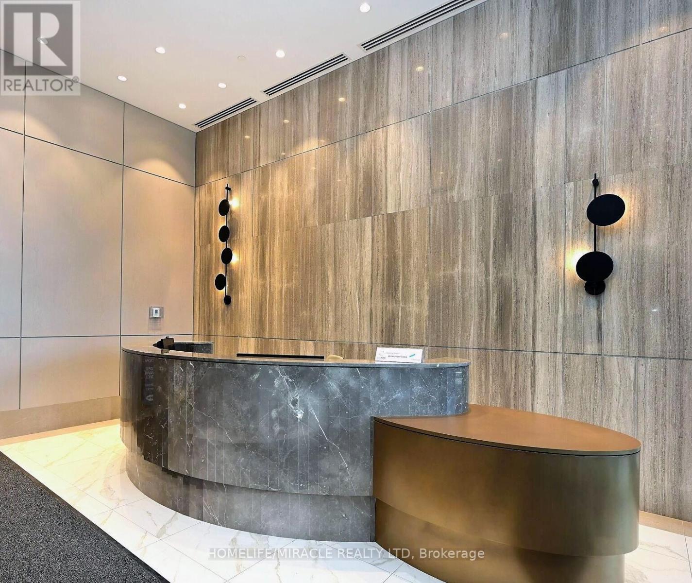 302 - 1415 Dundas Street E, Oakville, Ontario  L6H 8A3 - Photo 2 - W12930846