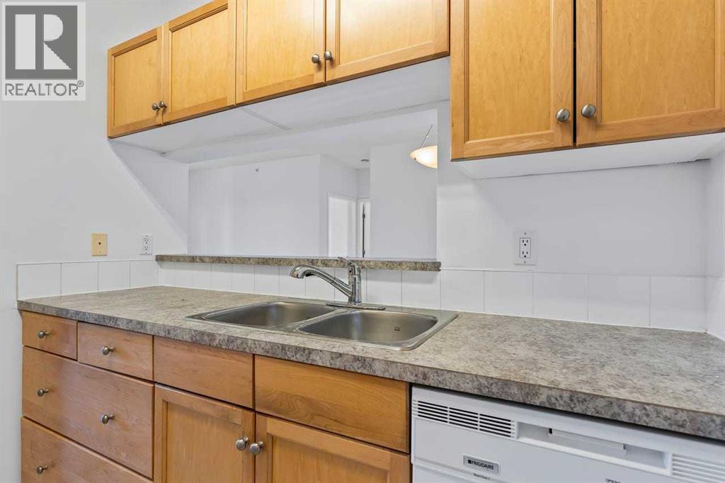 304, 2022 Canyon Meadows Drive Se, Calgary, Alberta  T2J 7H1 - Photo 9 - A2293821