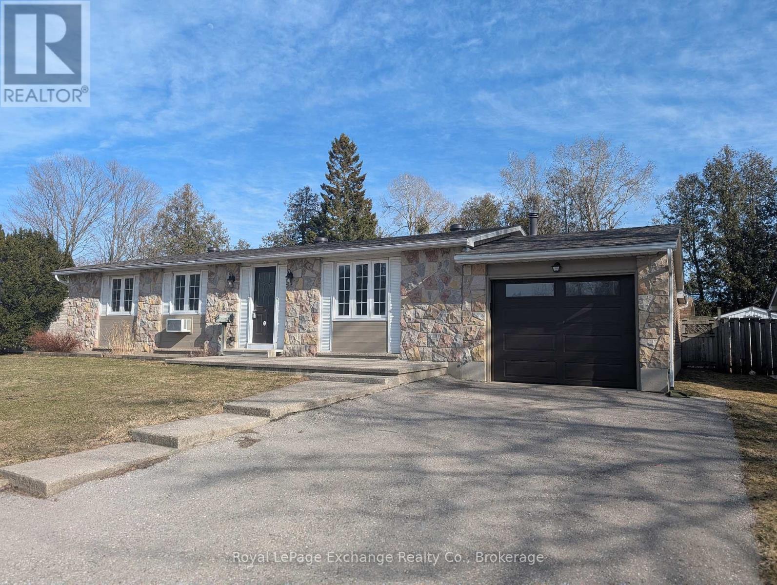 24 Inverness Street N, Kincardine, Ontario  N2Z 1J4 - Photo 2 - X12922066