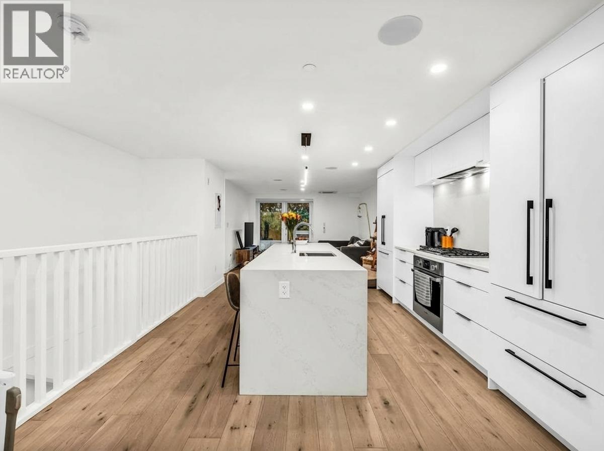 102 649 E 3rd Street, North Vancouver, British Columbia  V7L 1G6 - Photo 11 - R3104188