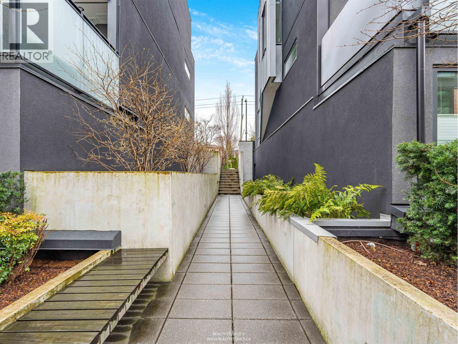 102 649 E 3rd Street, North Vancouver, British Columbia  V7L 1G6 - Photo 36 - R3104188