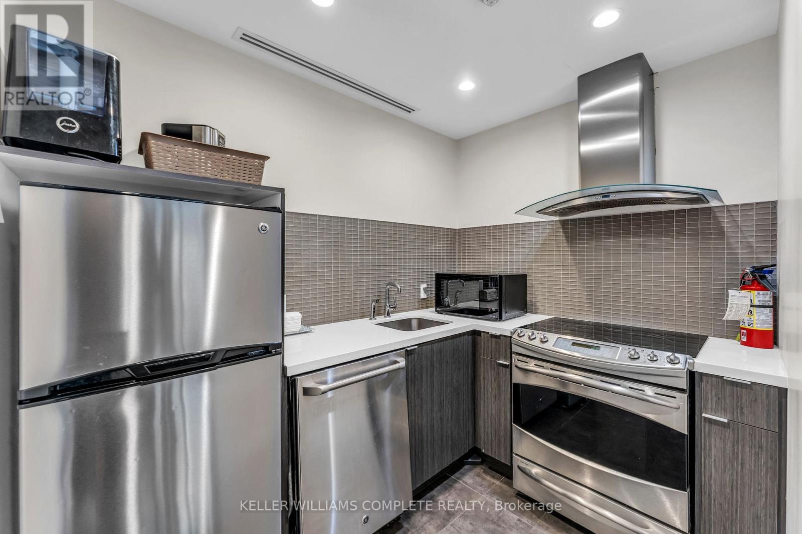 1008 - 169 Fort York Boulevard, Toronto, Ontario  M5V 0C8 - Photo 18 - C12930896