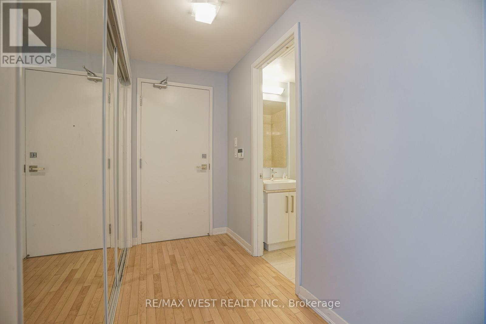 1305 - 12 York Street, Toronto, Ontario  M5J 2Z2 - Photo 2 - C12930924