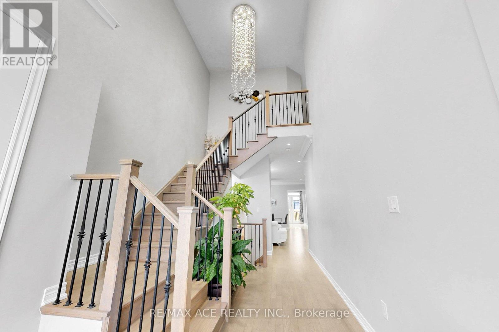 63 Suttonrail Way, Whitchurch-Stouffville, Ontario  L4A 0E4 - Photo 5 - N12930902