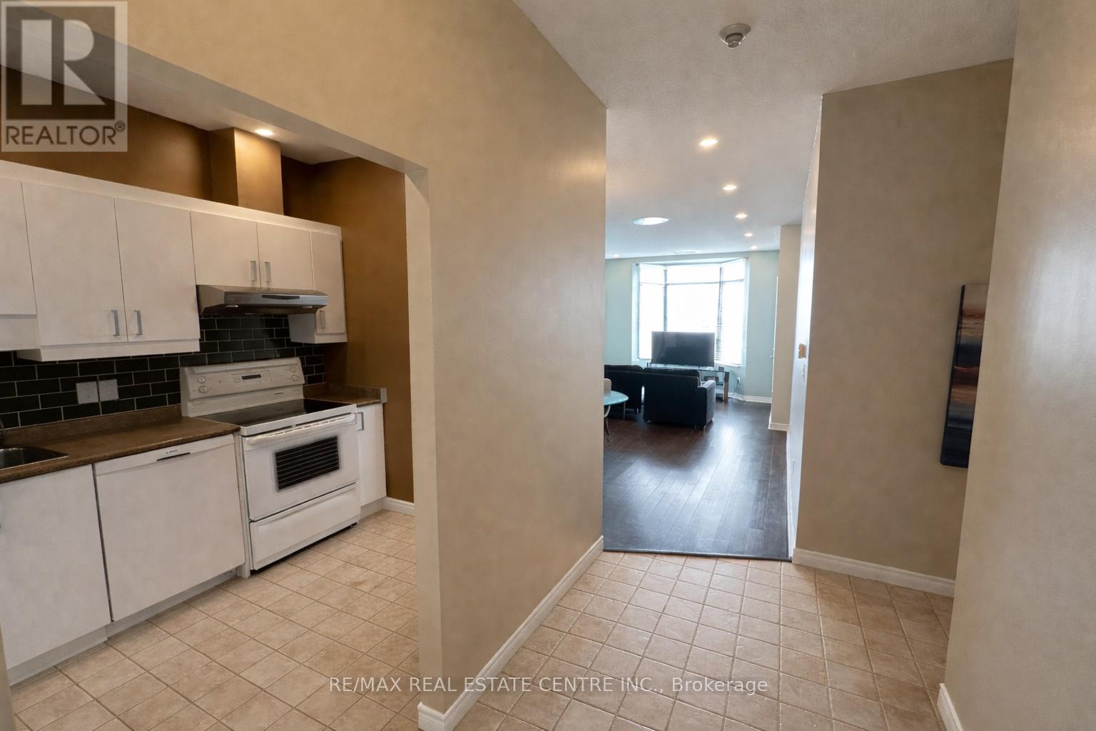 506 - 5 Ogilvie Street, Hamilton, Ontario  L9H 2S1 - Photo 3 - X12930926