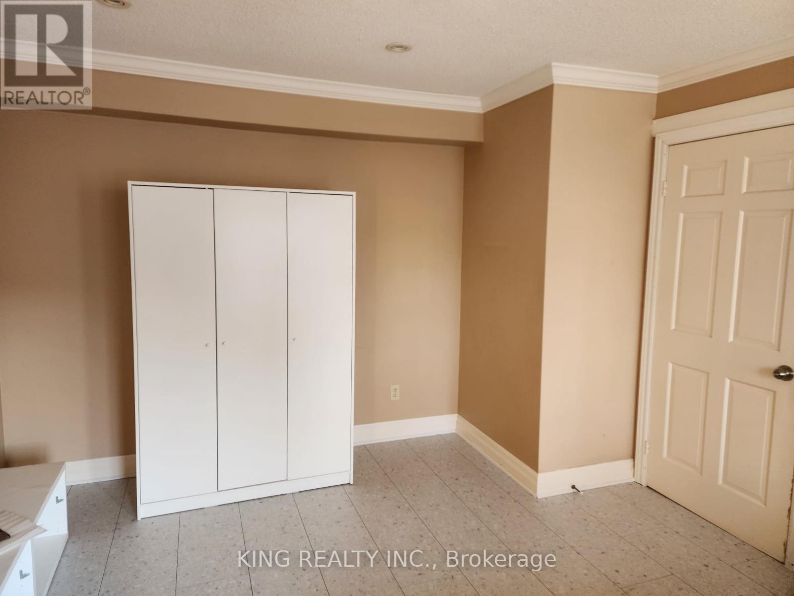 104 Elgin Drive, Brampton, Ontario  L6Y 2E8 - Photo 8 - W12928652