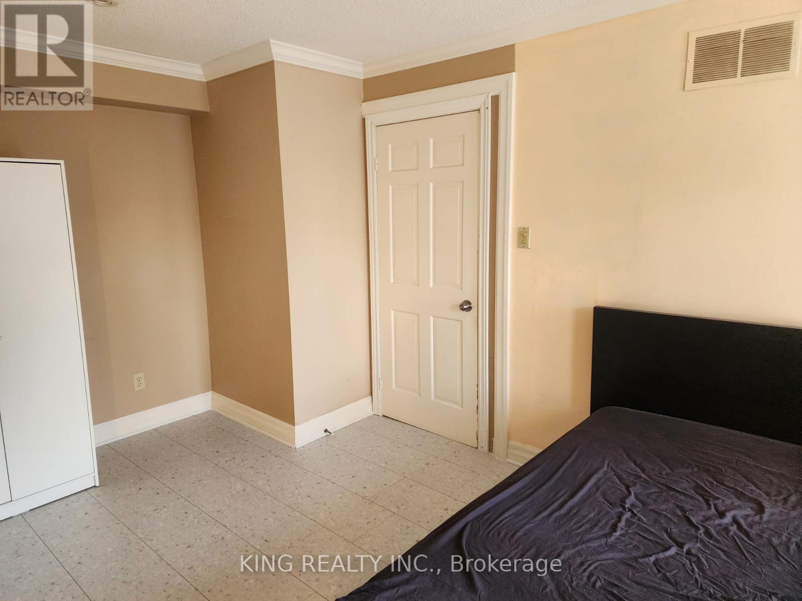 104 Elgin Drive, Brampton, Ontario  L6Y 2E8 - Photo 9 - W12928652