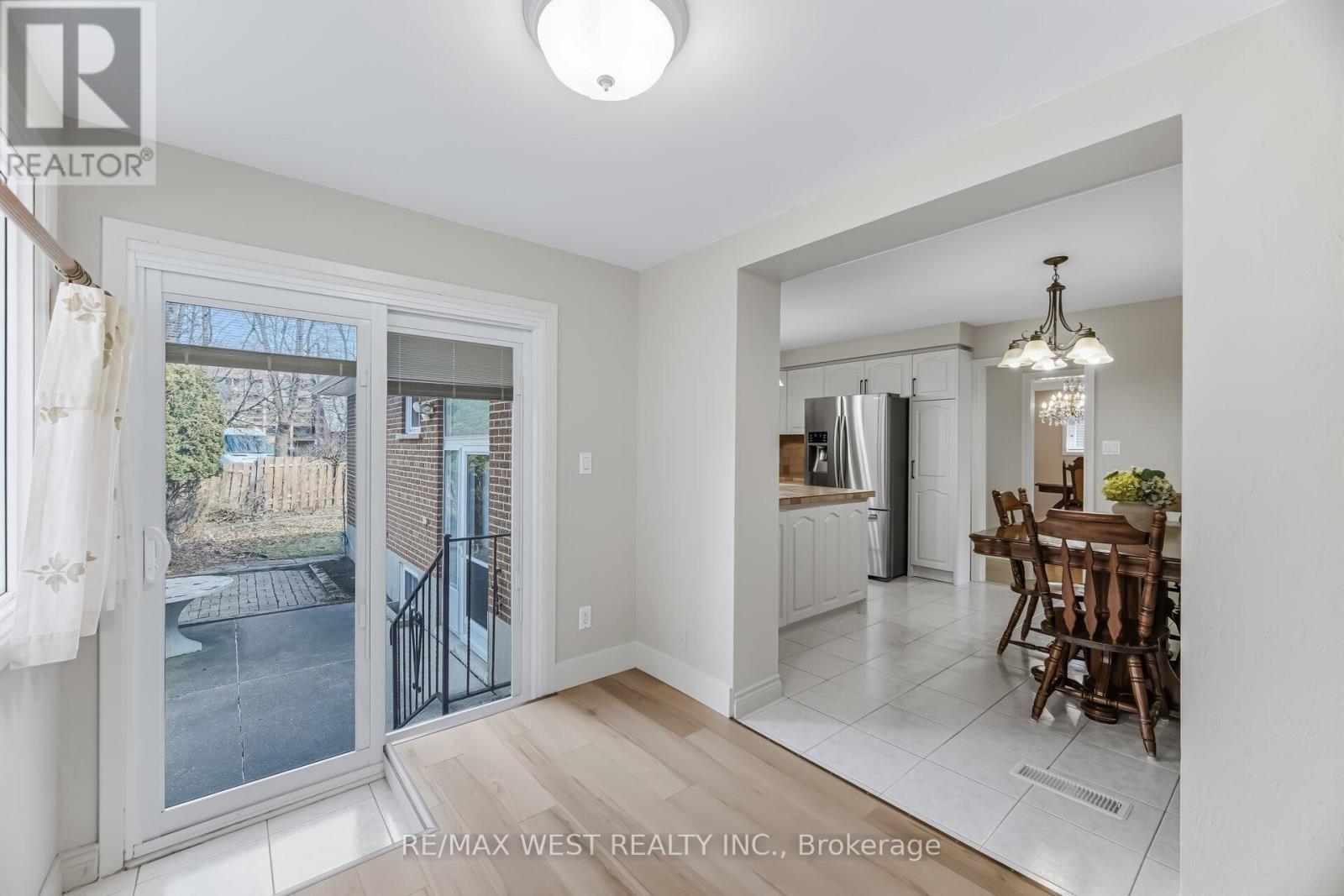 6 Disan Court, Toronto, Ontario  M9V 4A7 - Photo 15 - W12930106