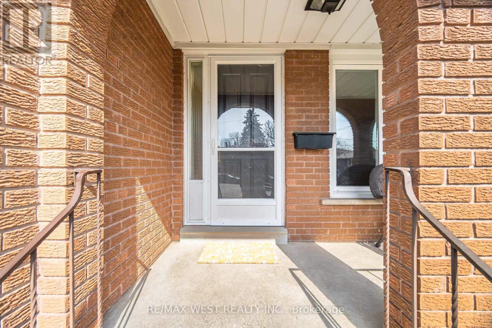 6 Disan Court, Toronto, Ontario  M9V 4A7 - Photo 2 - W12930106