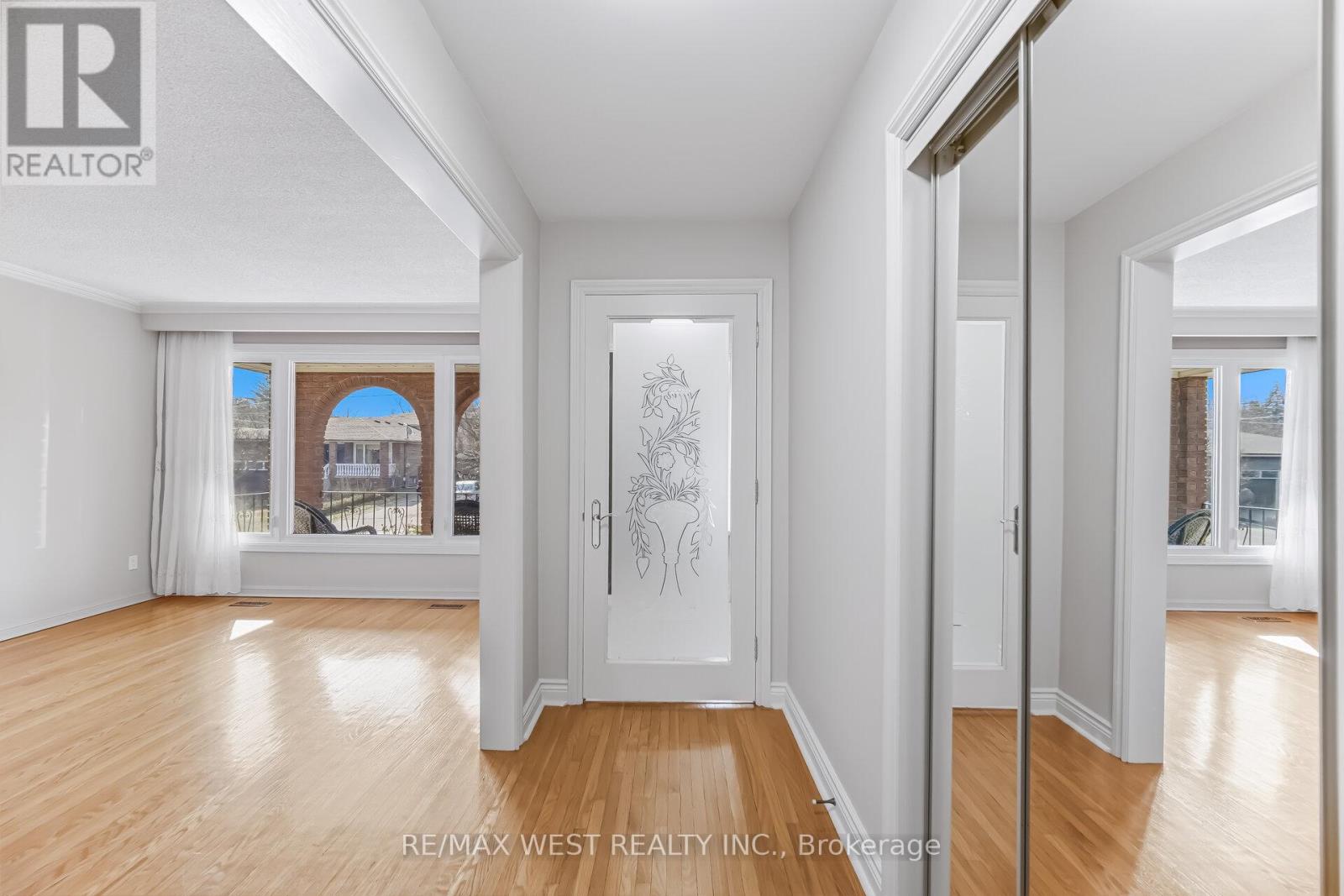 6 Disan Court, Toronto, Ontario  M9V 4A7 - Photo 4 - W12930106