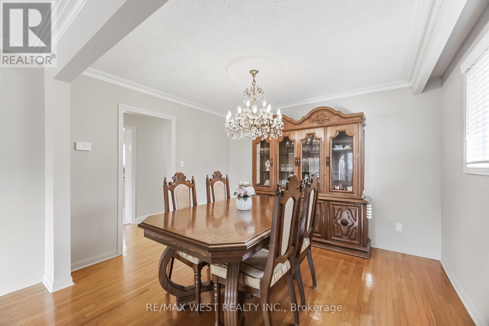 6 Disan Court, Toronto, Ontario  M9V 4A7 - Photo 8 - W12930106
