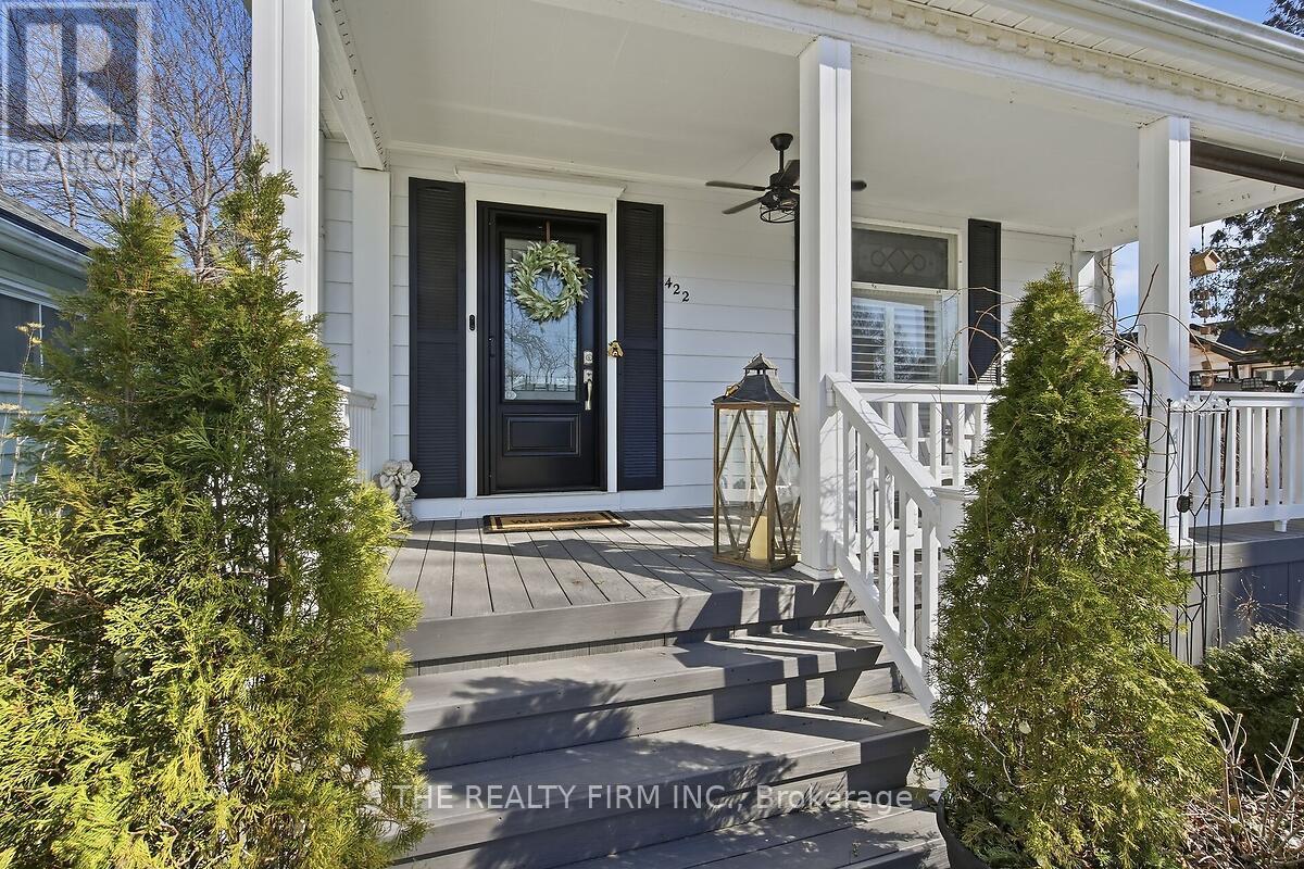 422 Greenfield Street, Petrolia, Ontario  N0N 1R0 - Photo 2 - X12931094