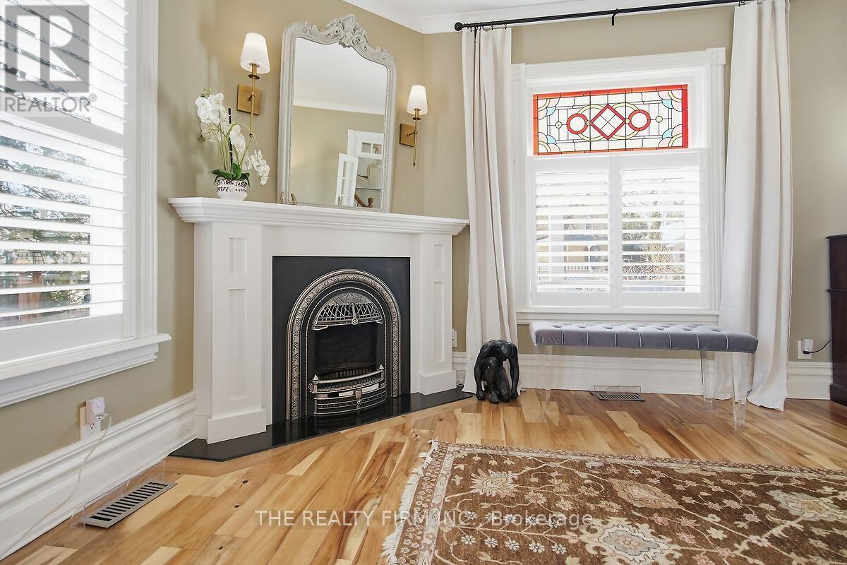 422 Greenfield Street, Petrolia, Ontario  N0N 1R0 - Photo 8 - X12931094