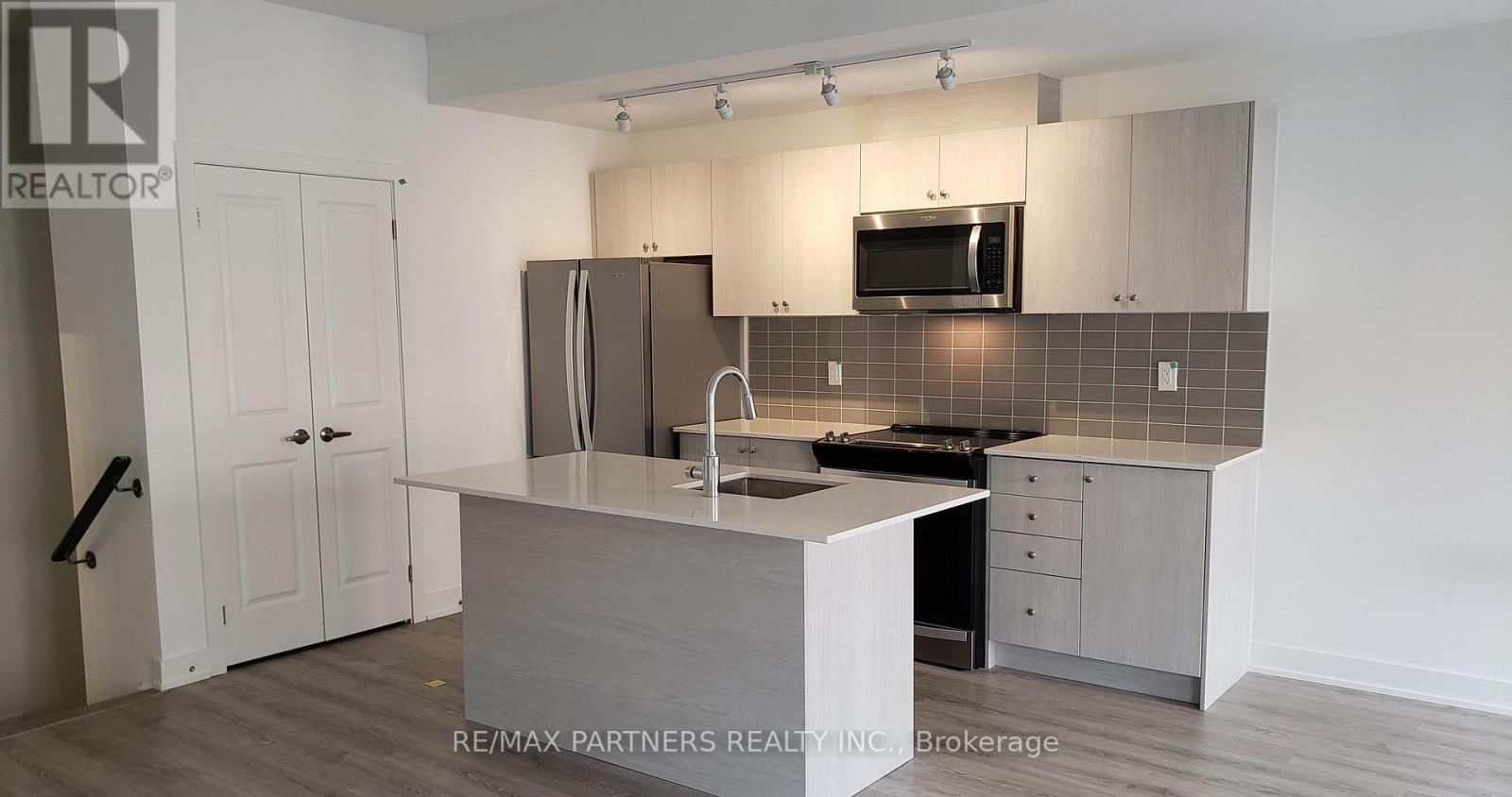 24 Canton Lane, Whitchurch-Stouffville, Ontario  L4A 4W8 - Photo 2 - N12931114