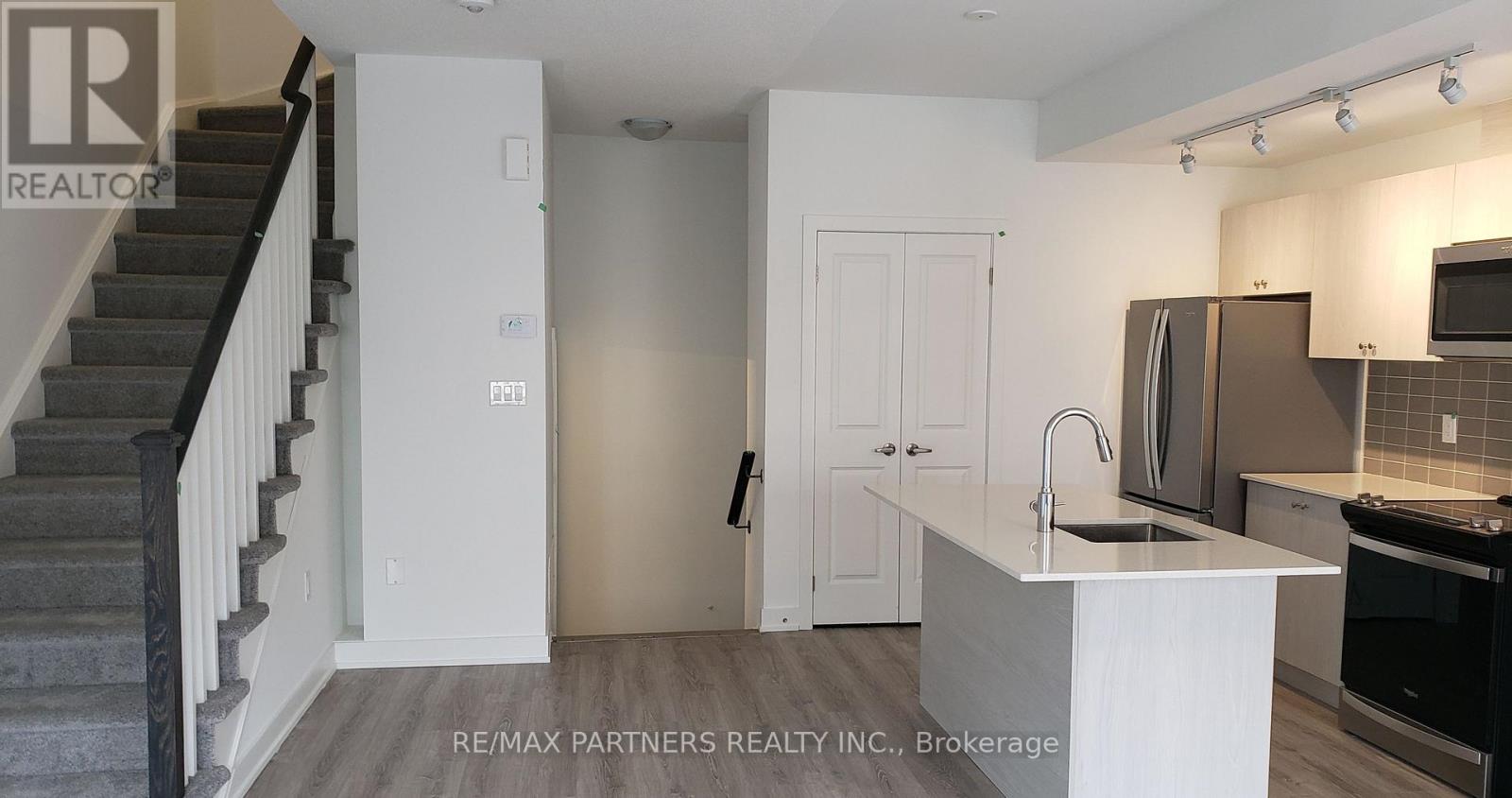 24 Canton Lane, Whitchurch-Stouffville, Ontario  L4A 4W8 - Photo 3 - N12931114