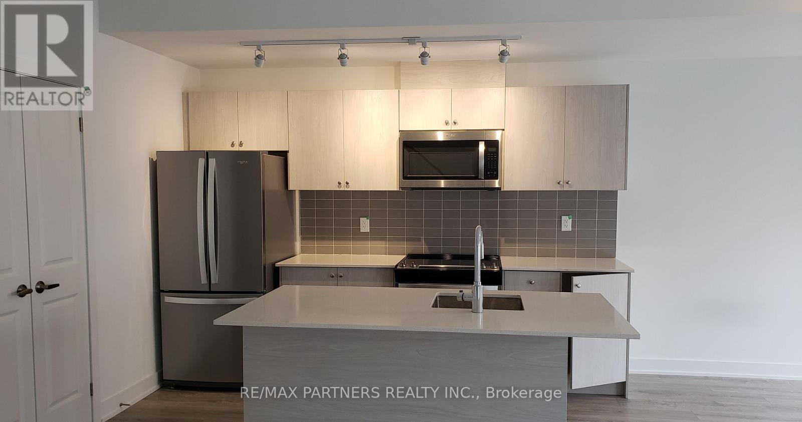 24 Canton Lane, Whitchurch-Stouffville, Ontario  L4A 4W8 - Photo 4 - N12931114