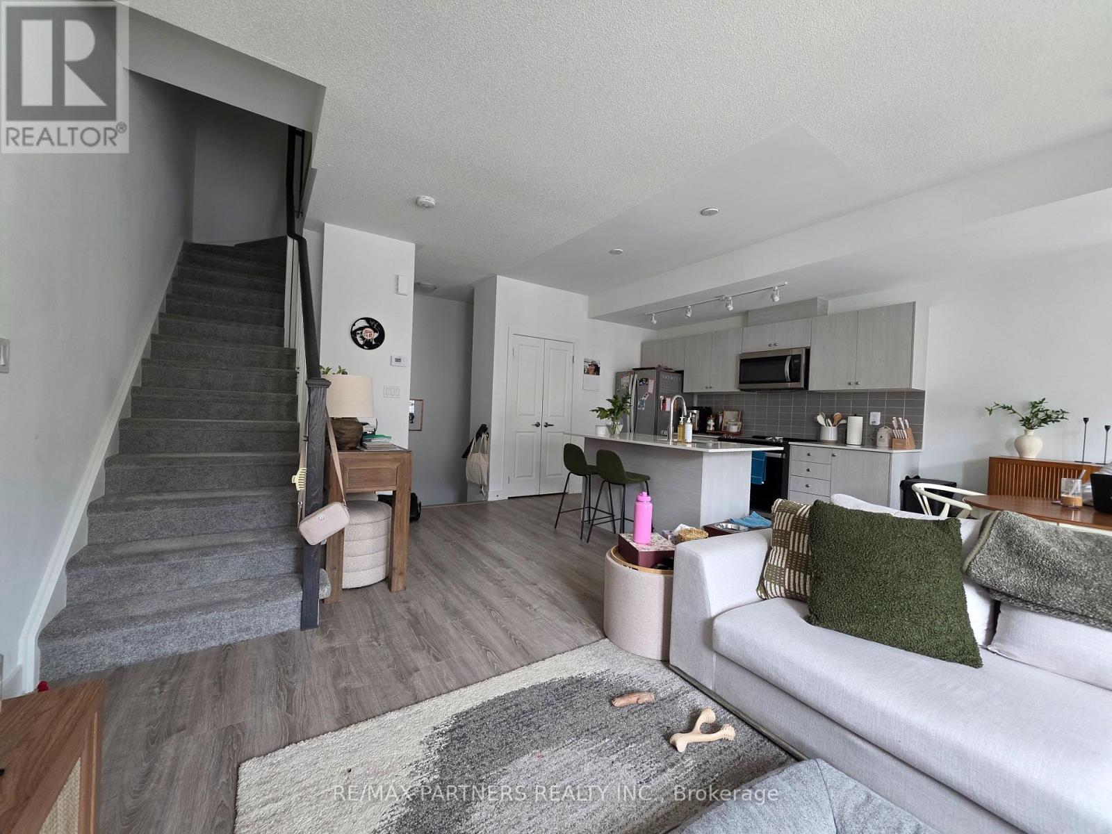 24 Canton Lane, Whitchurch-Stouffville, Ontario  L4A 4W8 - Photo 5 - N12931114