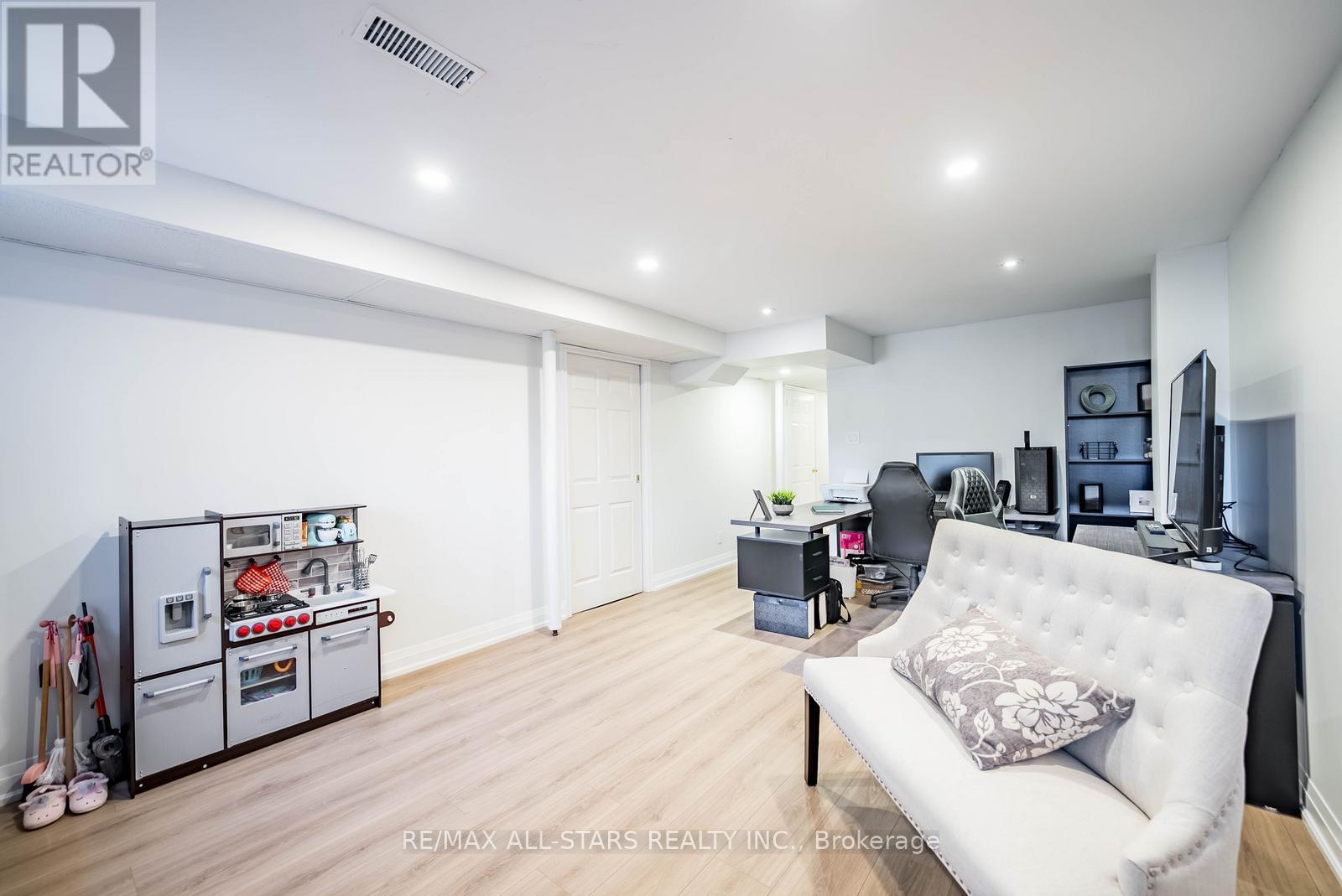 24 Willoway, Whitchurch-Stouffville, Ontario  L4A 1K7 - Photo 38 - N12931148