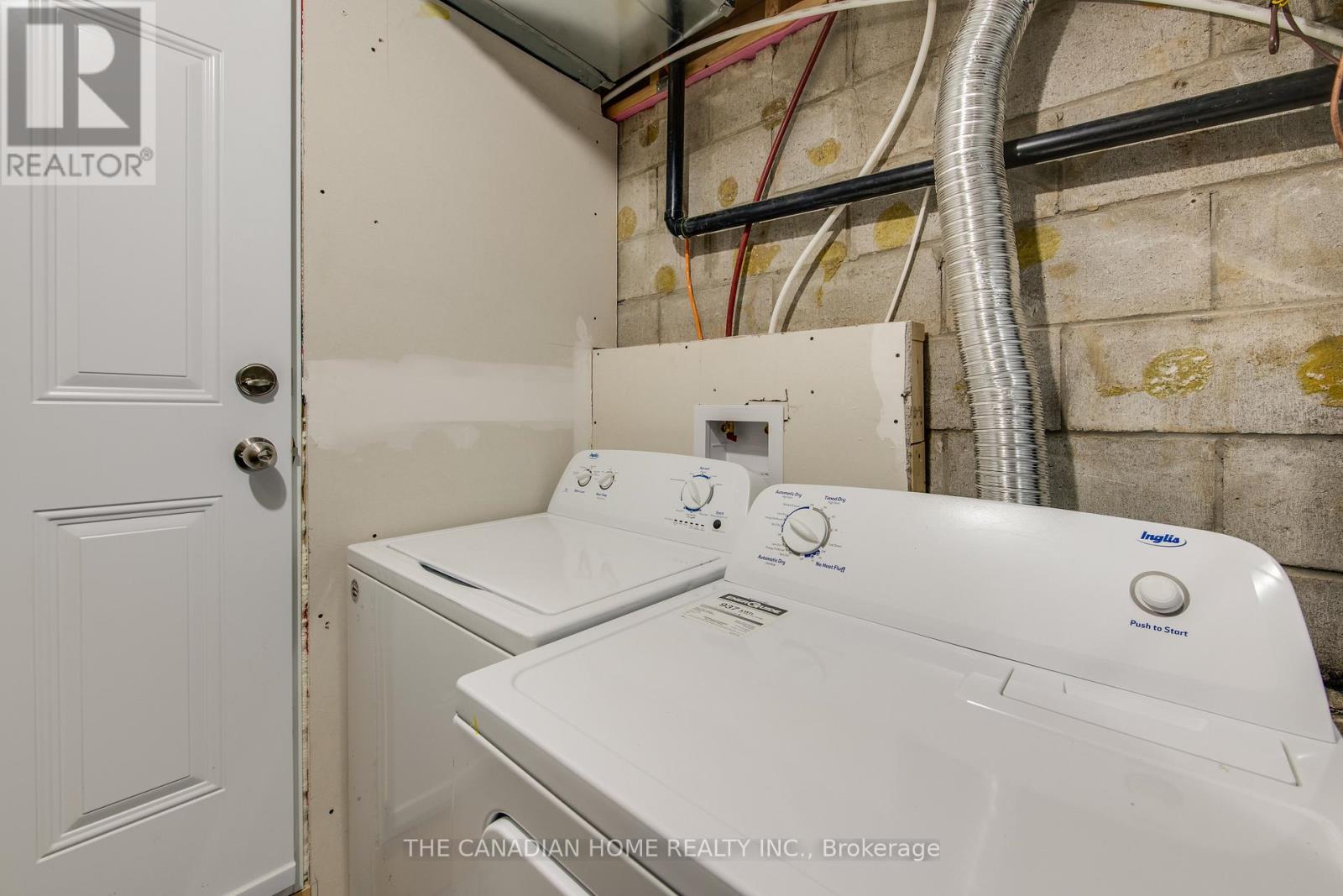 8 Clearview Heights, Toronto, Ontario  M6M 1Z9 - Photo 17 - W12931070