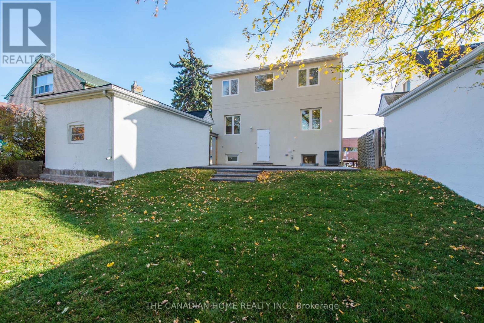 8 Clearview Heights, Toronto, Ontario  M6M 1Z9 - Photo 5 - W12931070