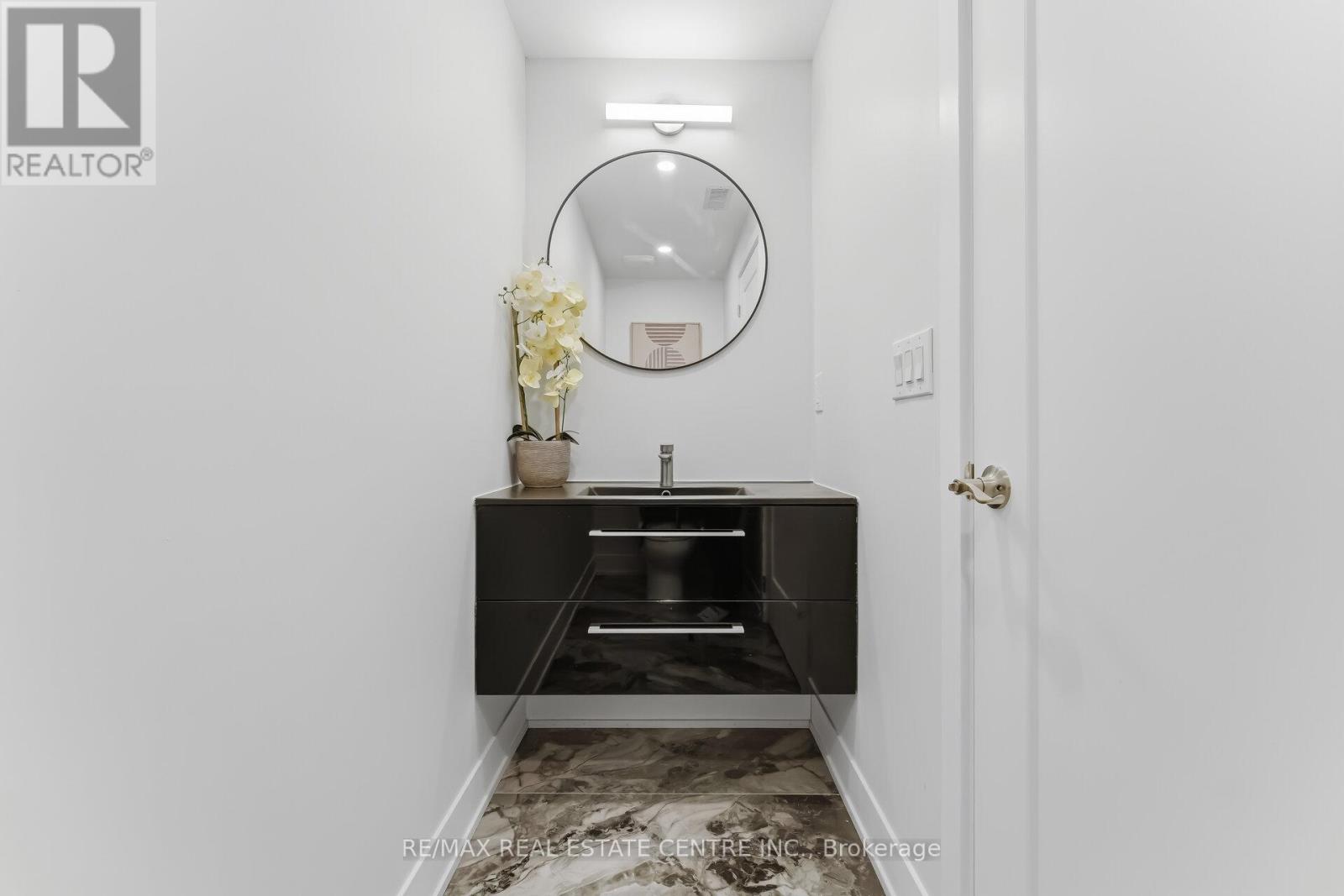 11 Bentley Drive, Toronto, Ontario  M8Z 3L9 - Photo 17 - W12931072