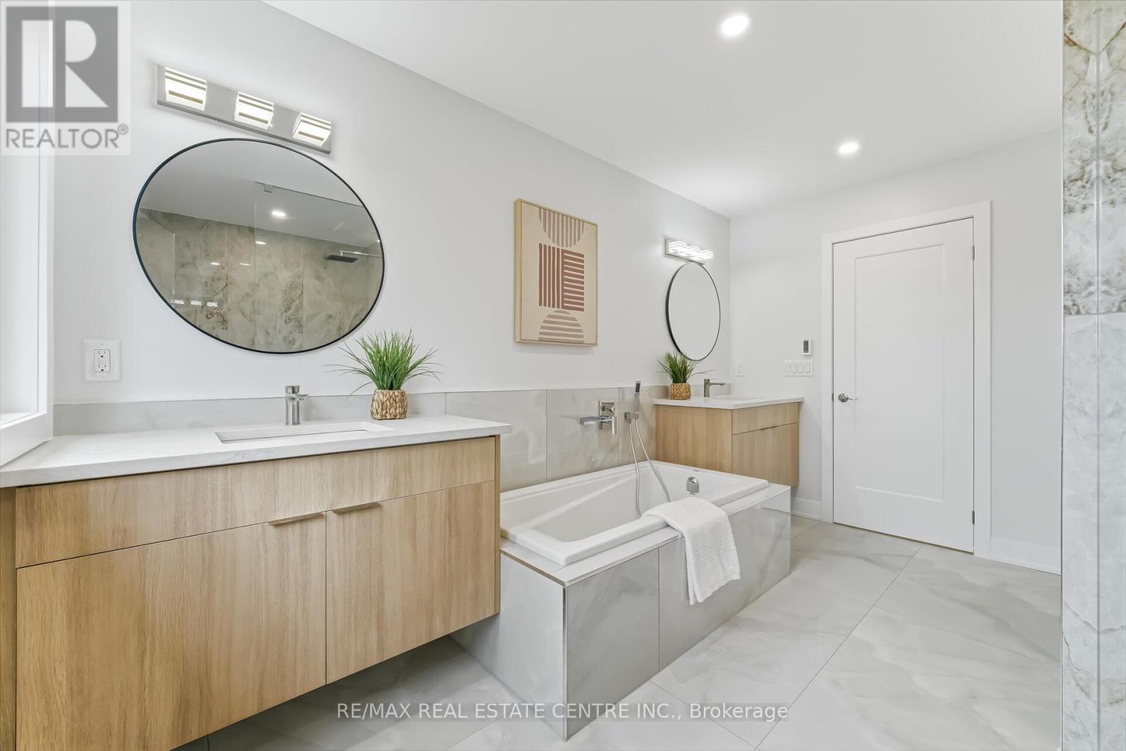 11 Bentley Drive, Toronto, Ontario  M8Z 3L9 - Photo 25 - W12931072