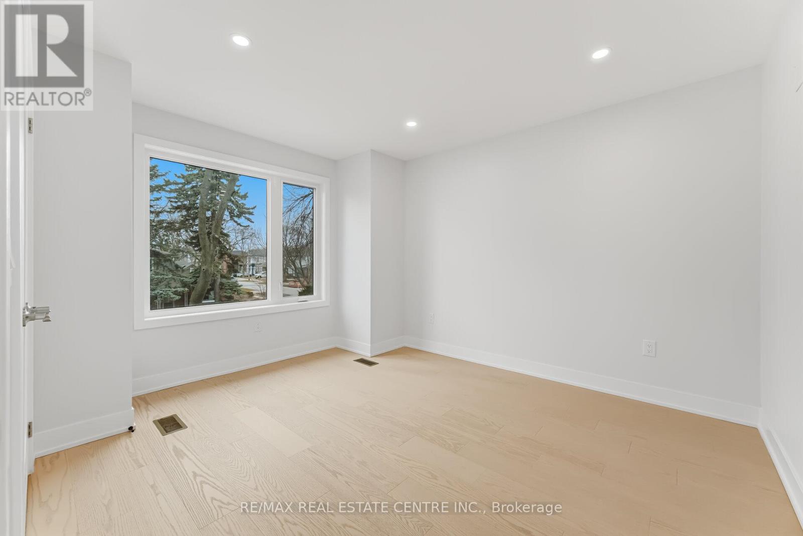 11 Bentley Drive, Toronto, Ontario  M8Z 3L9 - Photo 31 - W12931072