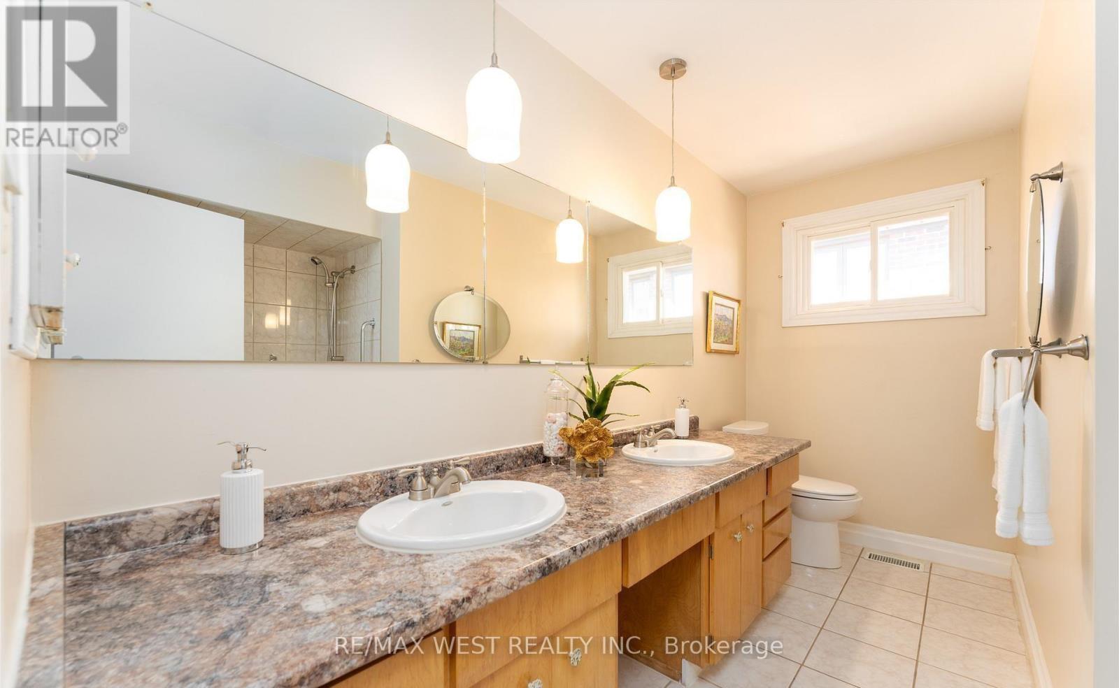 28 Braywin Drive N, Toronto, Ontario  M9P 2P1 - Photo 10 - W12931088