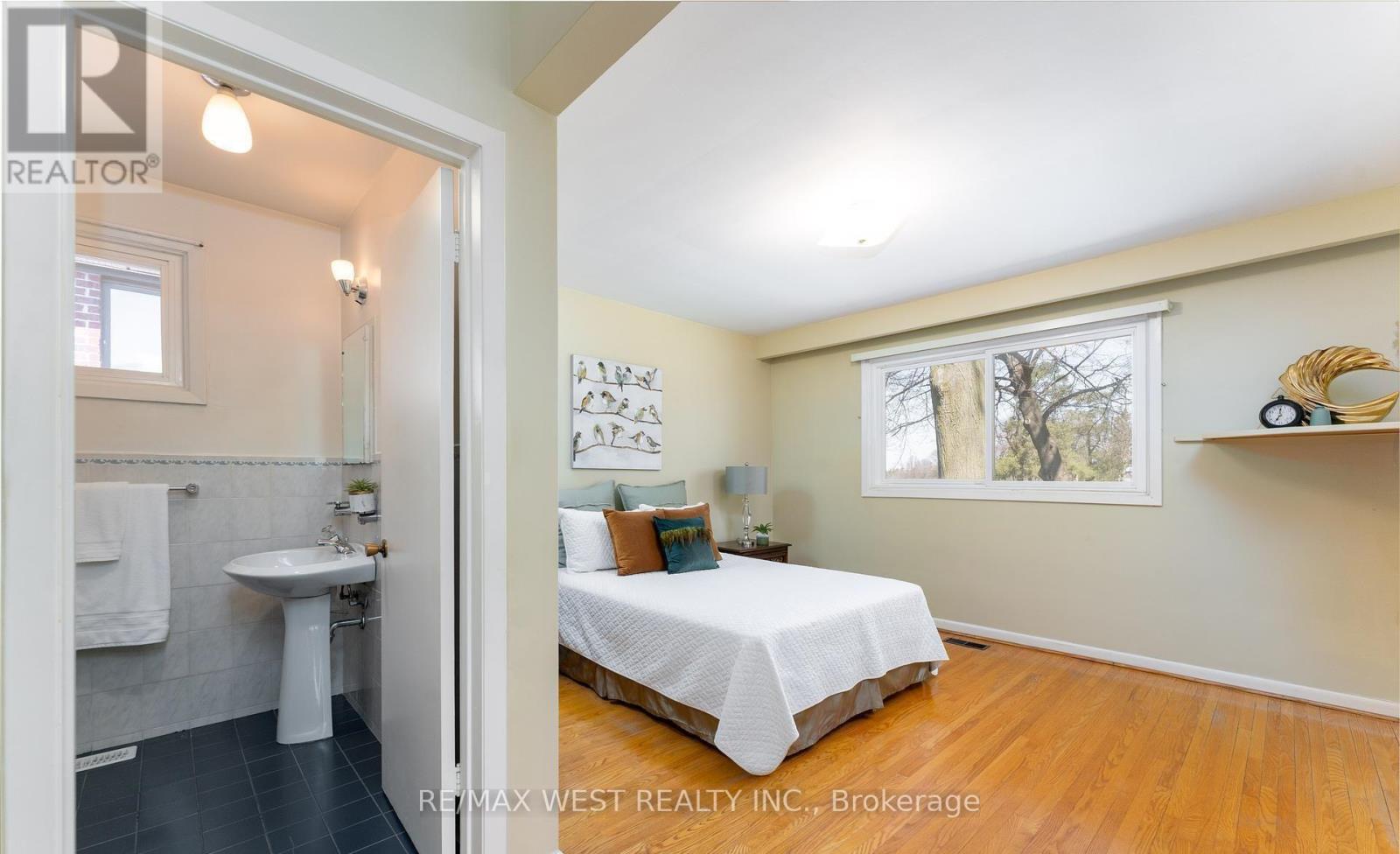 28 Braywin Drive N, Toronto, Ontario  M9P 2P1 - Photo 14 - W12931088