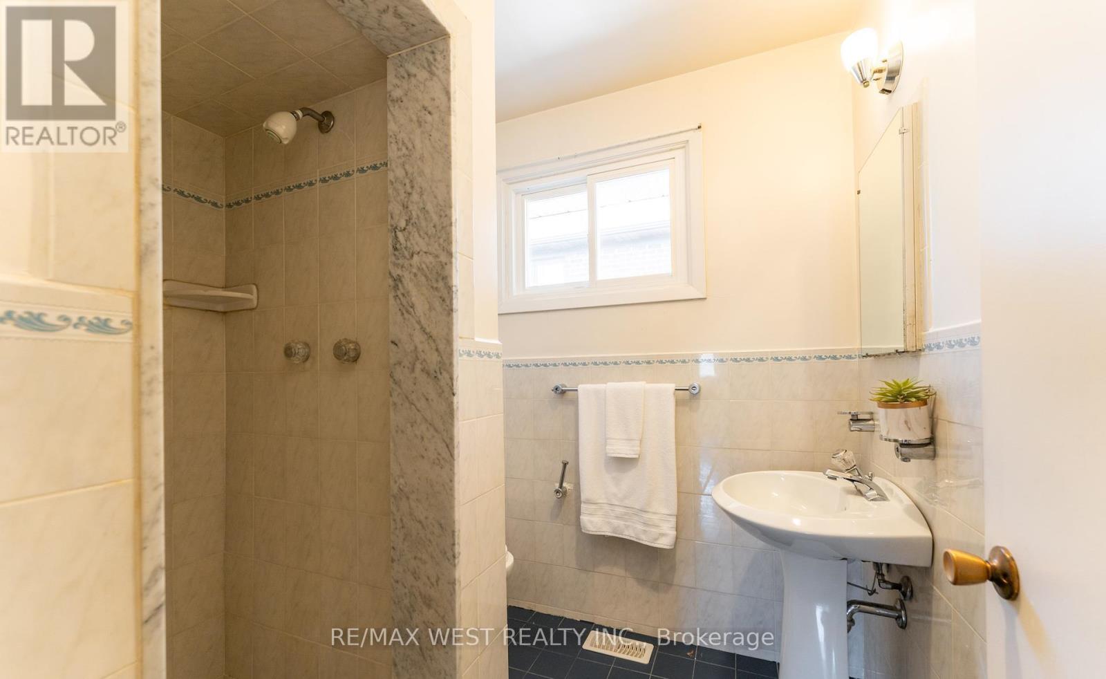 28 Braywin Drive N, Toronto, Ontario  M9P 2P1 - Photo 15 - W12931088