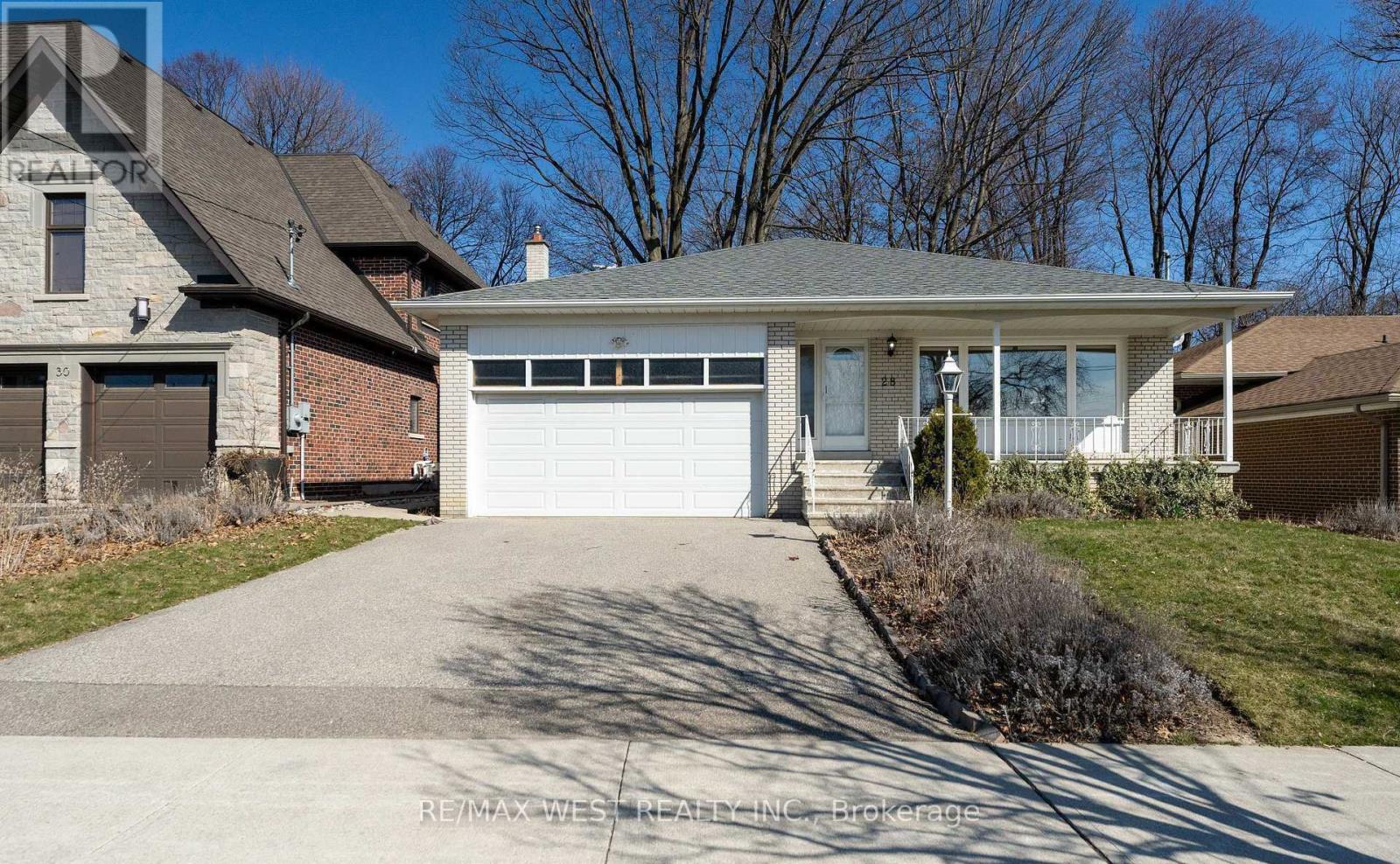 28 Braywin Drive N, Toronto, Ontario  M9P 2P1 - Photo 4 - W12931088