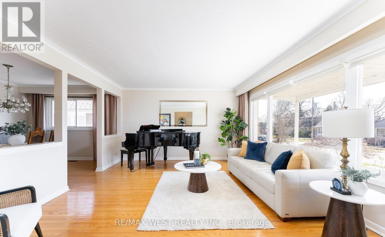 28 Braywin Drive N, Toronto, Ontario  M9P 2P1 - Photo 5 - W12931088