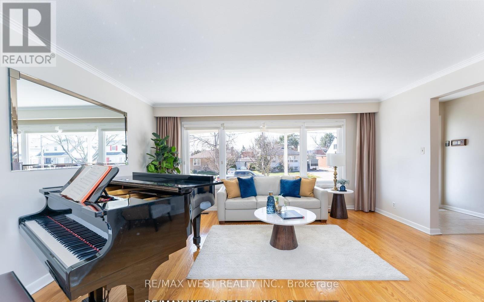 28 Braywin Drive N, Toronto, Ontario  M9P 2P1 - Photo 6 - W12931088