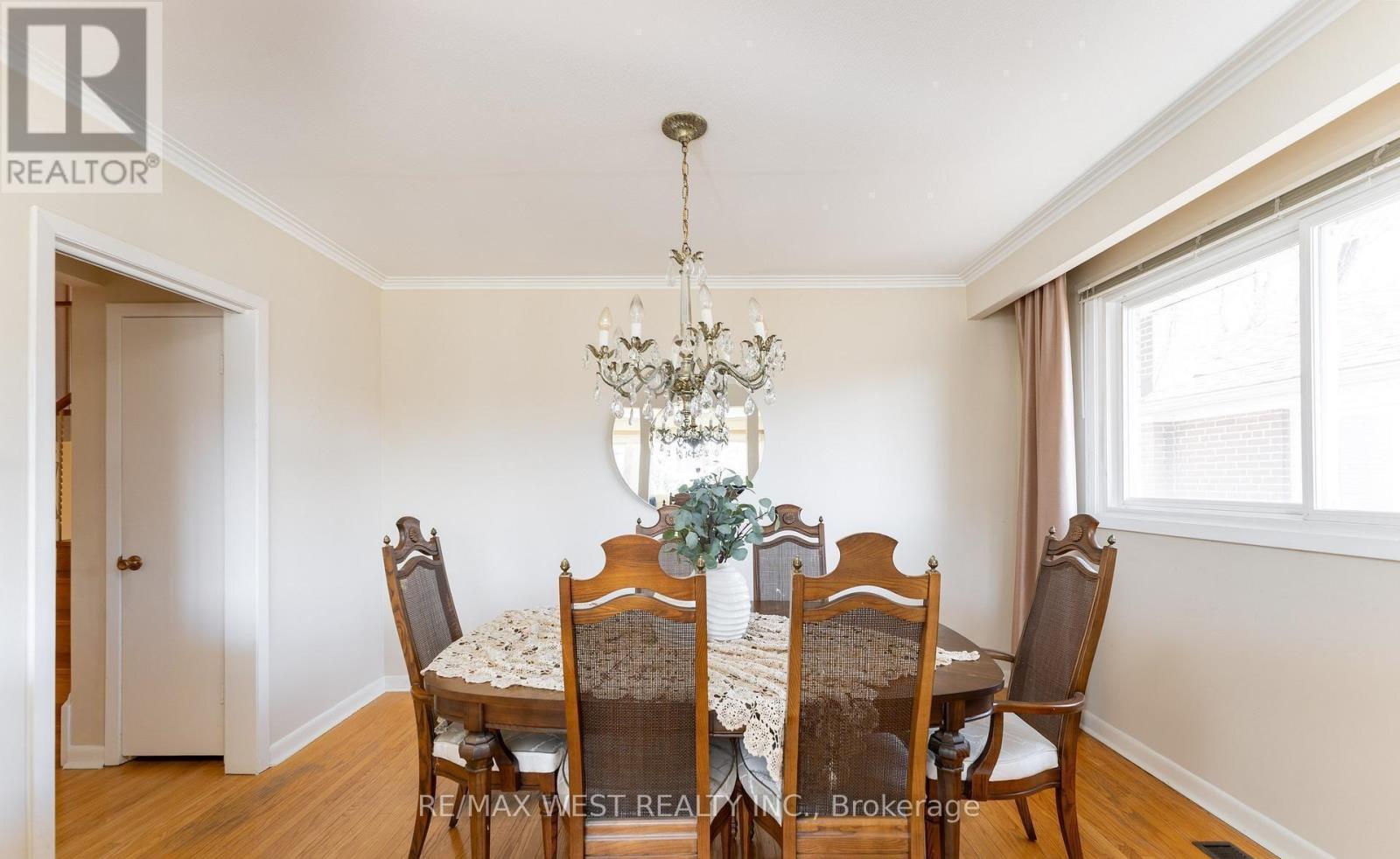 28 Braywin Drive N, Toronto, Ontario  M9P 2P1 - Photo 7 - W12931088