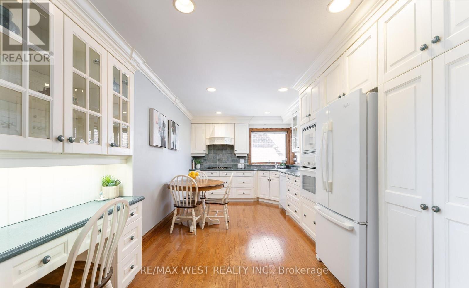 28 Braywin Drive N, Toronto, Ontario  M9P 2P1 - Photo 8 - W12931088