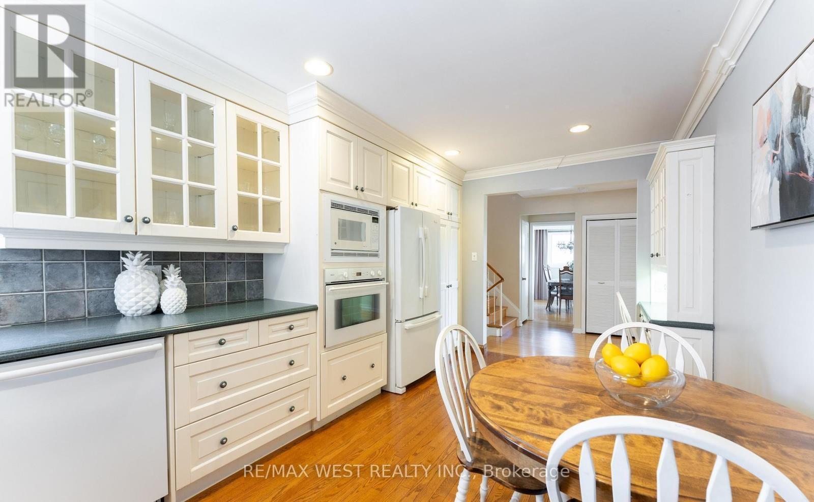 28 Braywin Drive N, Toronto, Ontario  M9P 2P1 - Photo 9 - W12931088