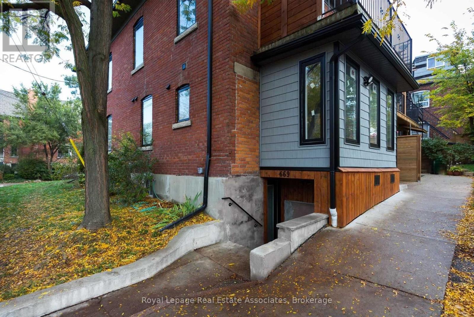 Lower Level - 669 Indian Road, Toronto, Ontario  M6P 1H8 - Photo 12 - W12931124