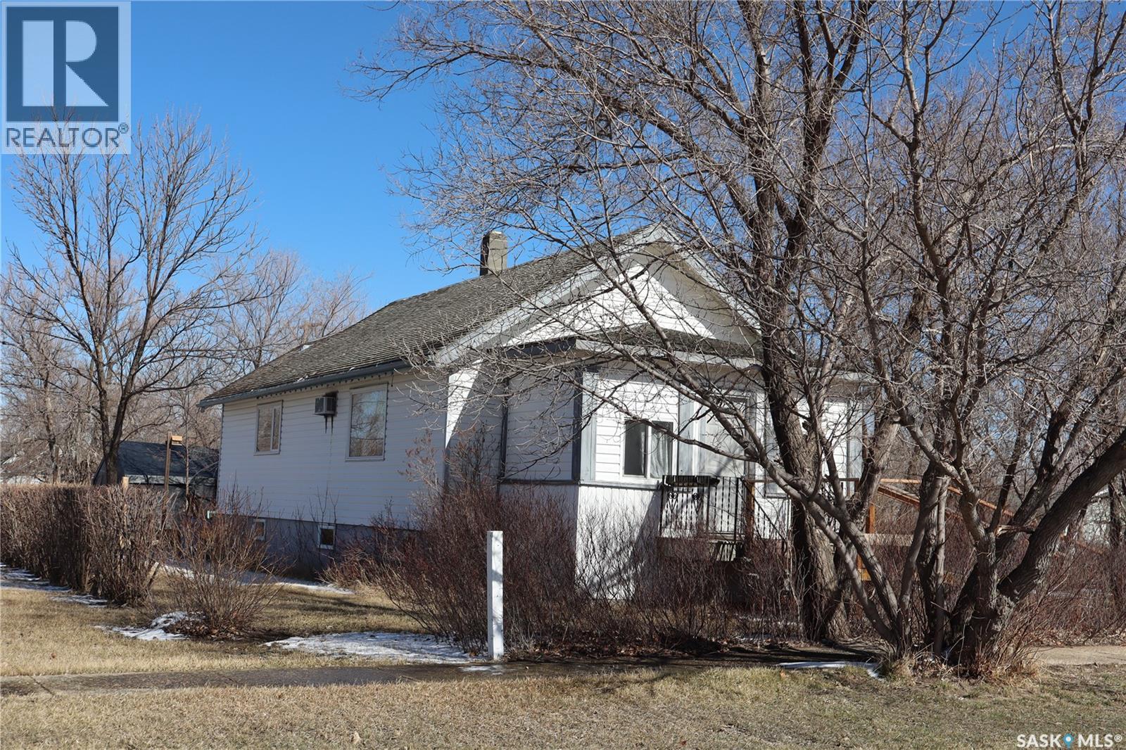 11 4th Street, Willow Bunch, Saskatchewan  S0H 4K0 - Photo 1 - SK031478