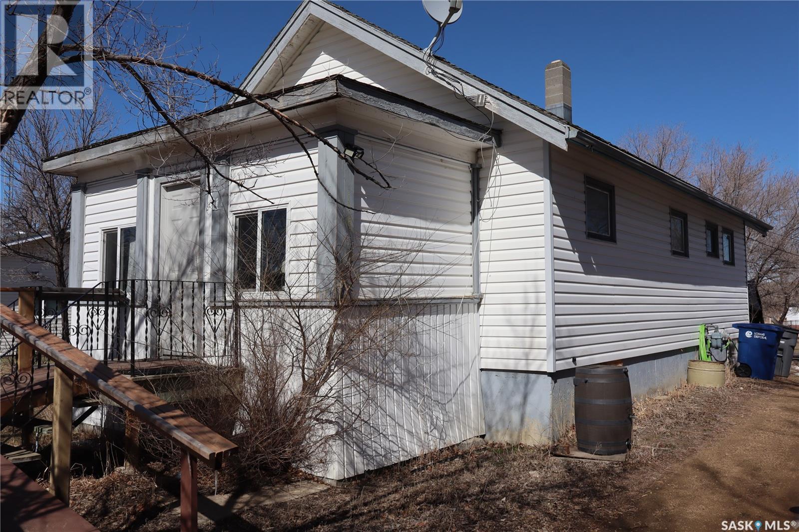 11 4th Street, Willow Bunch, Saskatchewan  S0H 4K0 - Photo 2 - SK031478