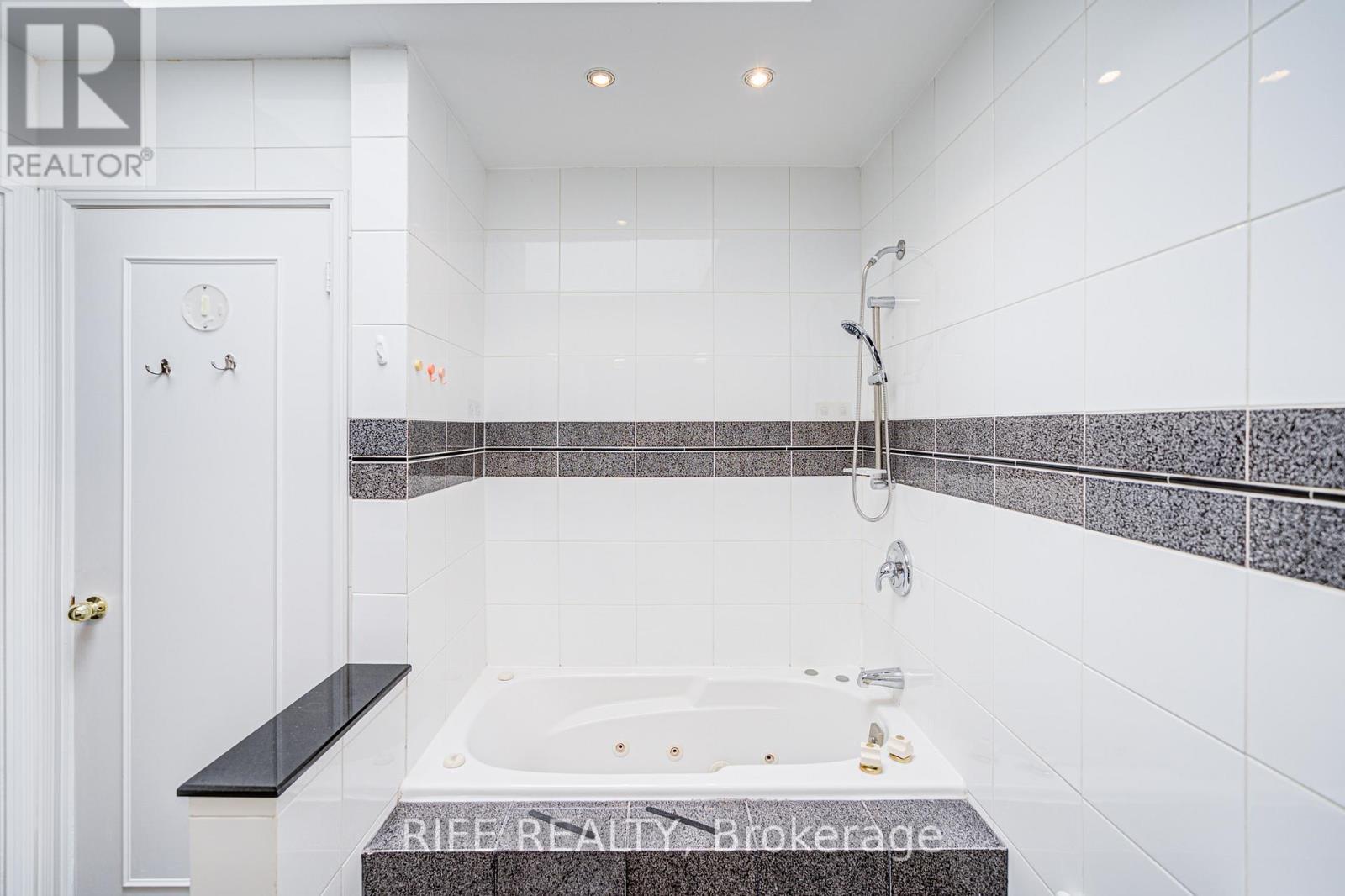 17 Bramble Drive, Toronto, Ontario  M3B 2E9 - Photo 28 - C12931164