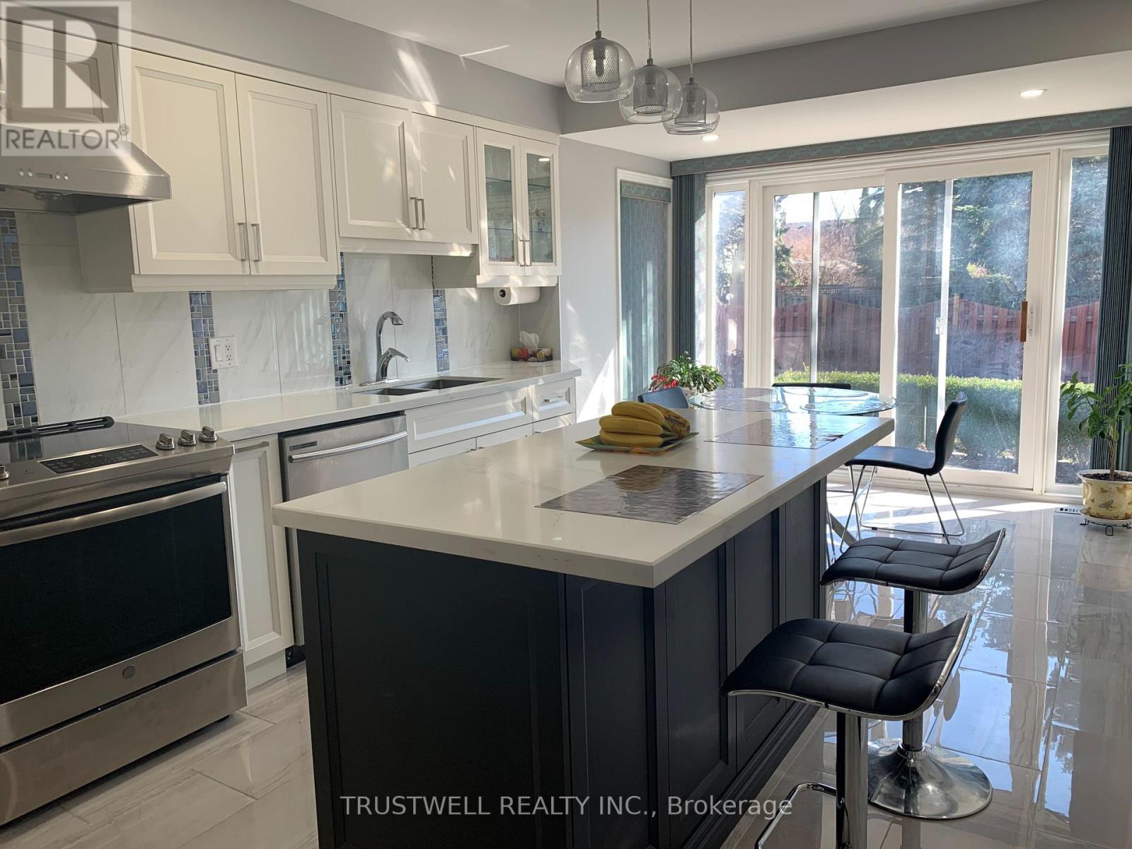 82 Ferndell Circle, Markham, Ontario  L3R 3Y8 - Photo 2 - N12931232