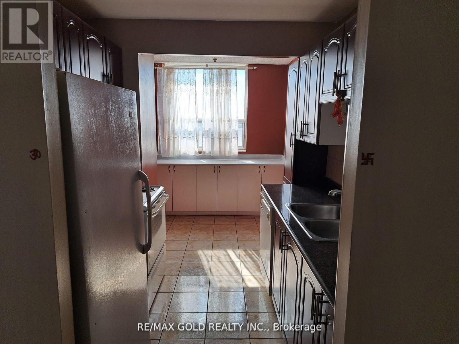 911 - 3 Lisa Street, Brampton (Queen Street Corridor), Ontario  L6T 4A2 - Photo 15 - W12931194