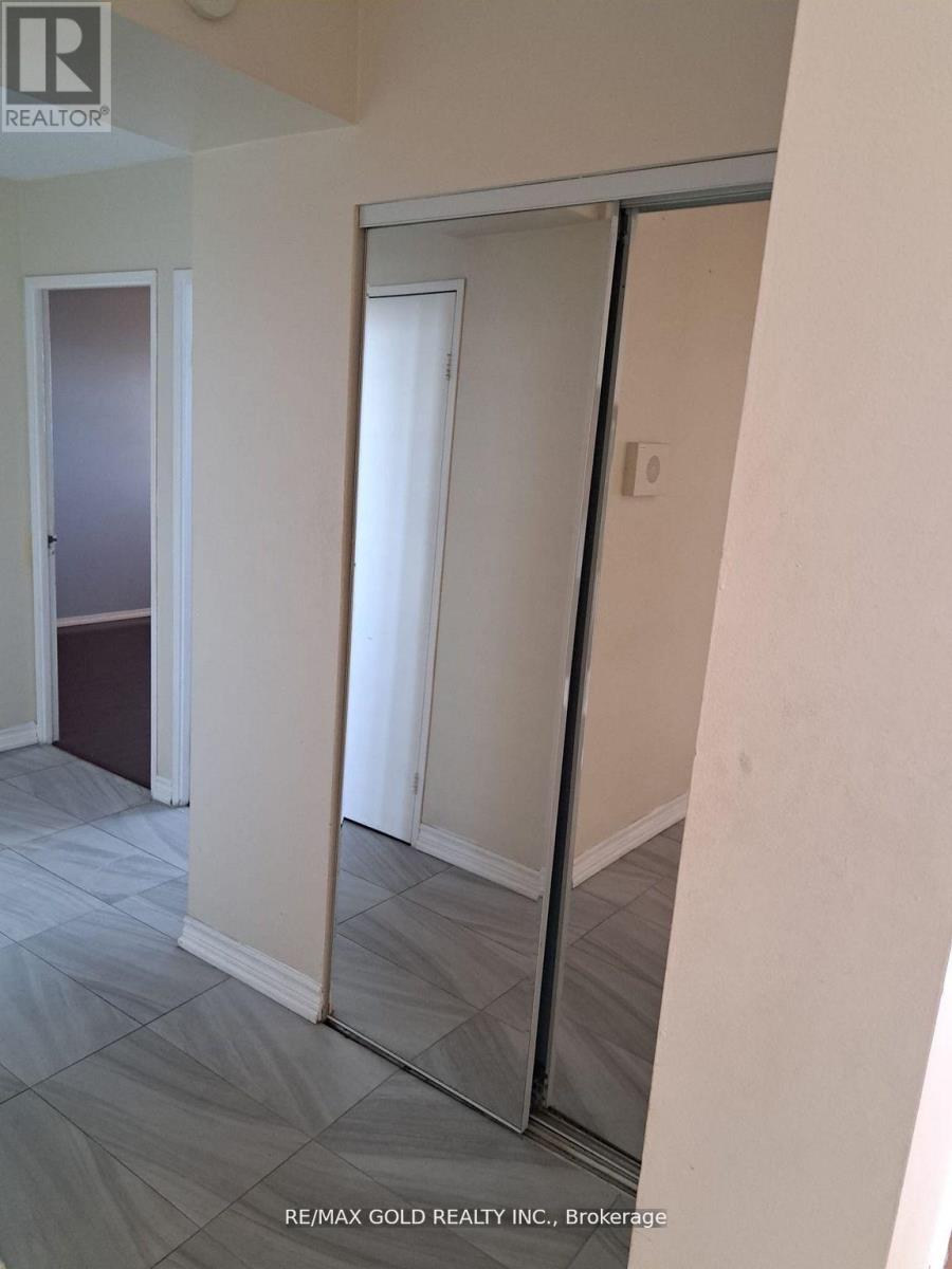 911 - 3 Lisa Street, Brampton (Queen Street Corridor), Ontario  L6T 4A2 - Photo 4 - W12931194