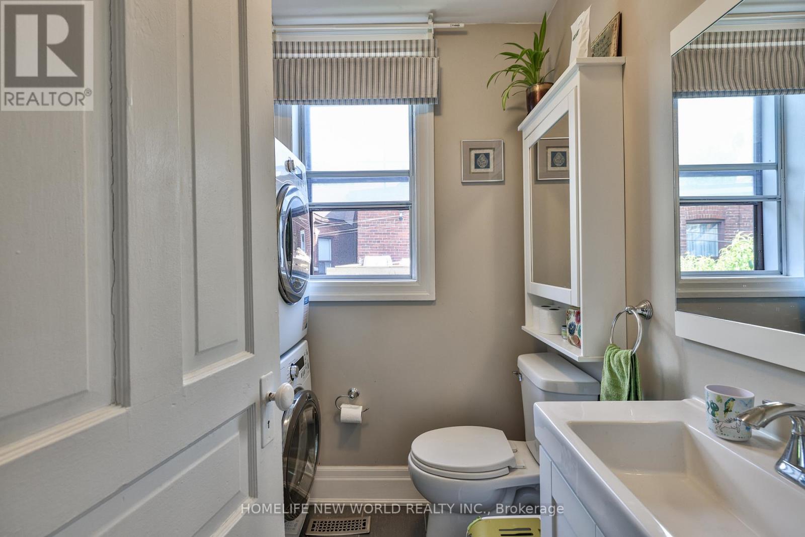 Upper - 3 Roblocke Avenue, Toronto (Dovercourt-Wallace Emerson-Junction), Ontario  M6G 3R6 - Photo 9 - W12931204