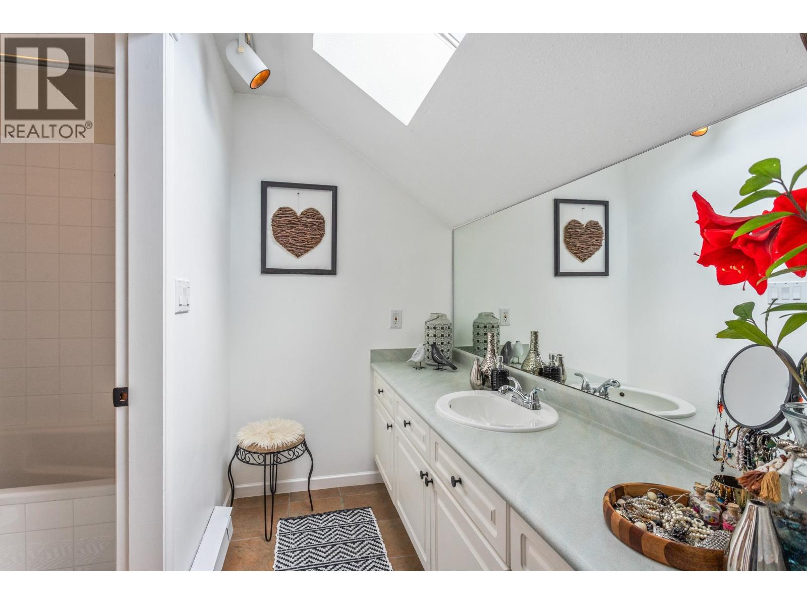 205 1518 Bowser Avenue, North Vancouver, British Columbia  V7P 2Y3 - Photo 2 - R3104353