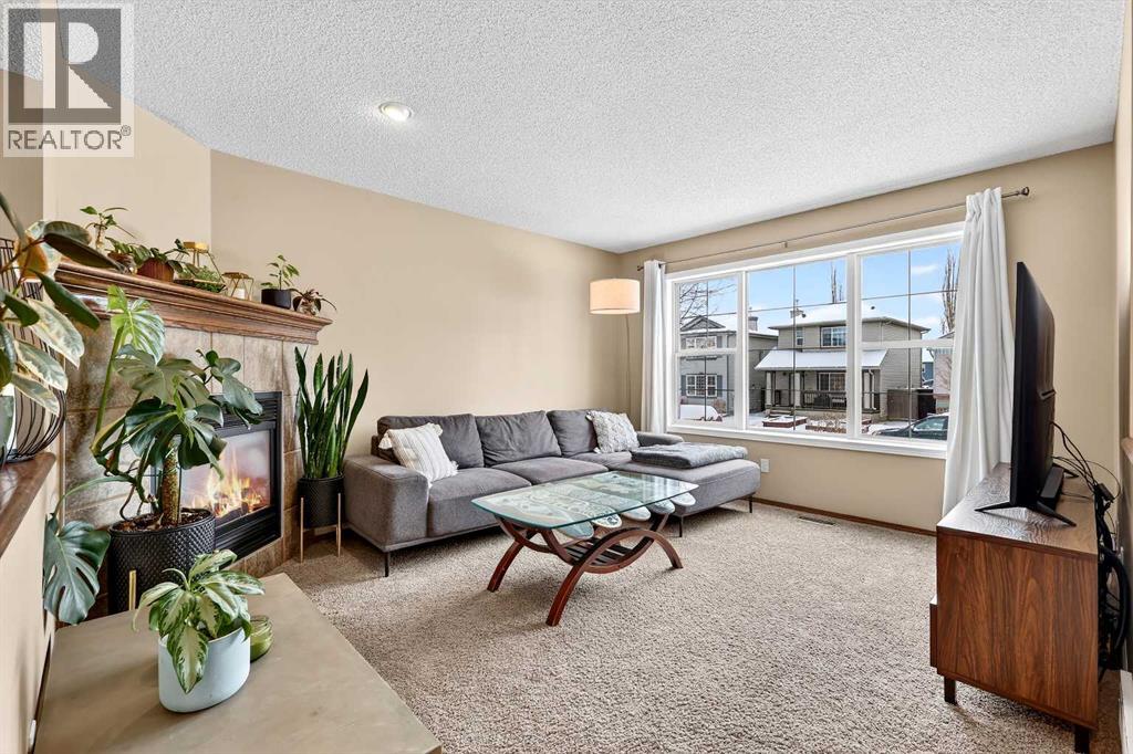 57 Everridge Way SW, Calgary, Alberta  T2Y 4S7 - Photo 6 - A2296795